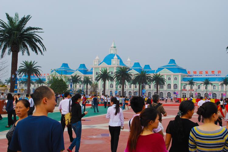 Ранним утром к парку начали стягиваться его гости. Сам парк Fantawild Adventure, открывшийся в городе Чжучжоу в провинции Хунань, является третьим парком Fantawild. Парк расположился на площади около 600 000 квадратных метров, включает в себя множество аттракционов, ресторанов и сувенирных магазинов. Главной же особенностью парков сети Fantawild являются 4D-кинотеатры, задействованные во многих аттракционах. 