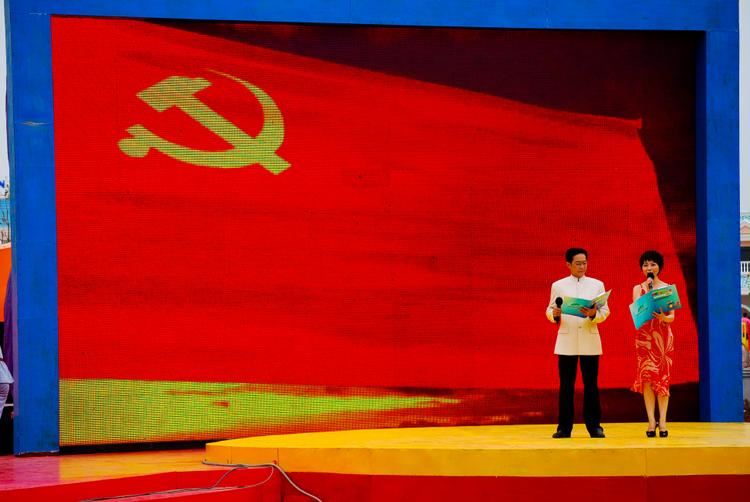 Дополнительные ведущие объявляют о специальном номере, посвященном жизни председателя Мао и Красной Армии.