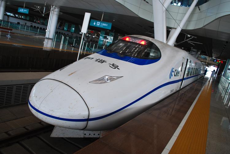 Скоростной поезд, который отвез журналистов из провинции Хубей в провинцию Хунань, которая и была целью поездки.