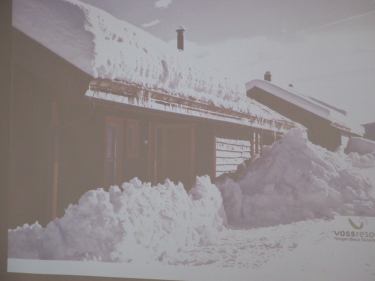 Обилие снега для спуска с горных трасс на курорте Восс резорт обеспечено всегда,высота снежгого покрова достигает 2,5 - 3,5 м, что и показывает этот слайд