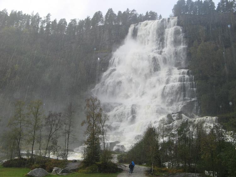 Водопад Твиндефоссен в долине Миркдален