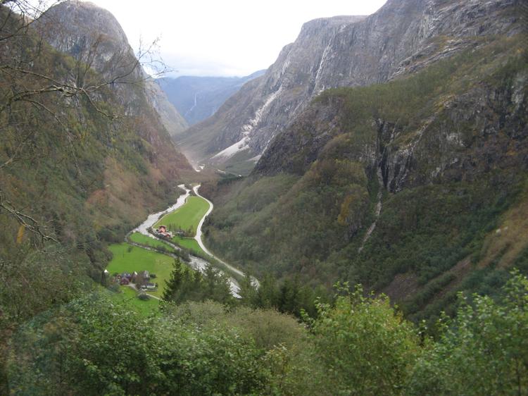 Виды, открывающийся на долину, по которой дорога приведет в Гудванген, откуда кораблик доставит туристов по фьорду Нэрёйфьорд во Флом, чтобы дальше продолжить путешествие по высокороной Фломской железной дороге 