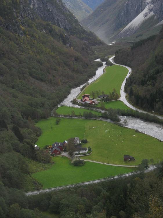 Все горные ущелья, где только есть долины, норвежцы обустроили для проживания и ведения фермерского хозяйства