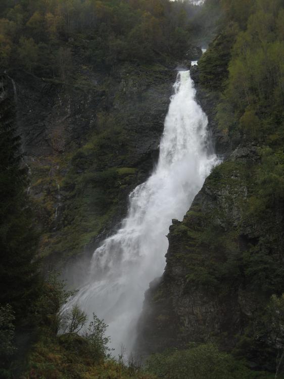 Водопады, берущие свое начало высоко в горах, мощные, длинные, бурлящие встречаются повсеместно в горных расщелинах