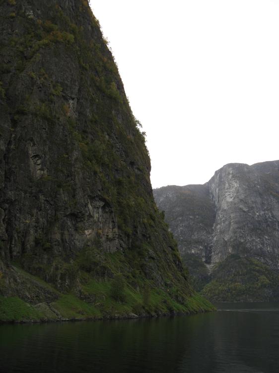 Нэрёйфьорд, рукав Согнефьорда, считается самым узким