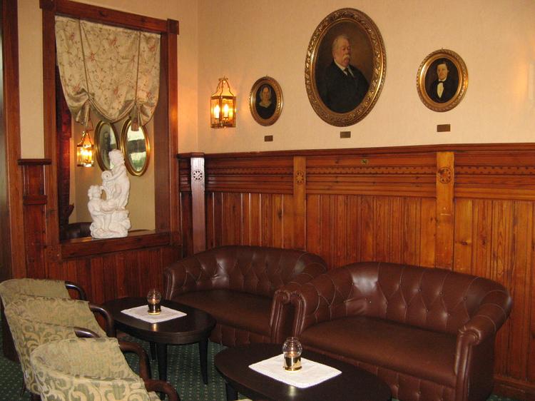 Фляйшерс отель очень старинный, имеет длинную семейную традицию, на стенах холла висят портреты его владельцев разных времен