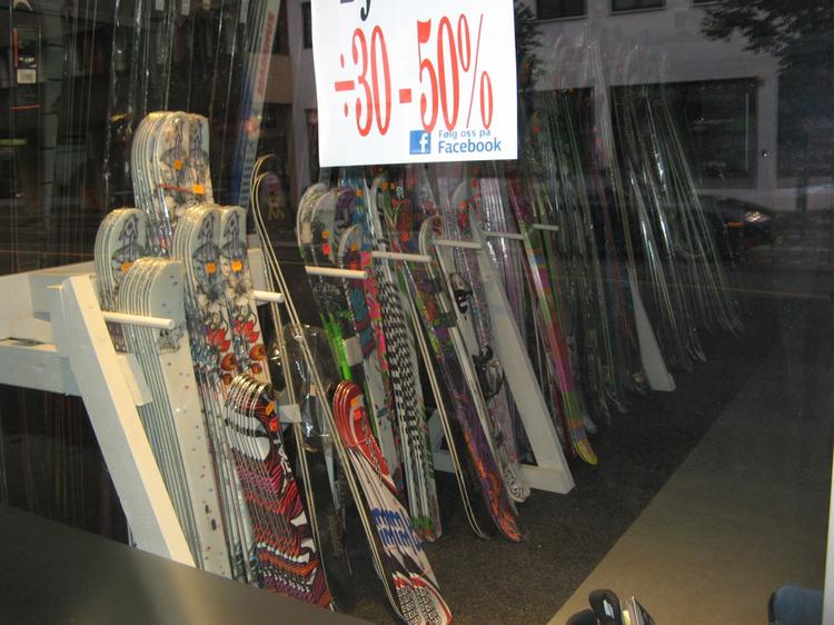 Распродажа горных лыж для тех, кто еще не успел запастись к зимнему сезону