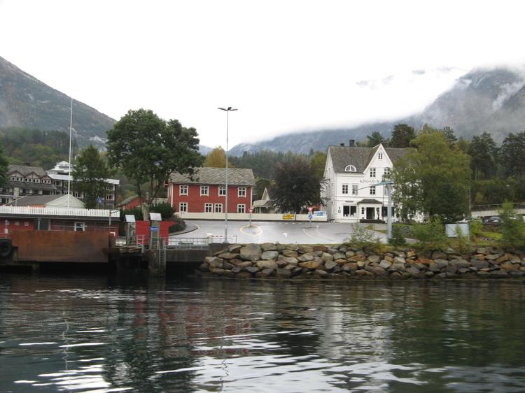 Типичная пристань небольших городков по течению фьорда