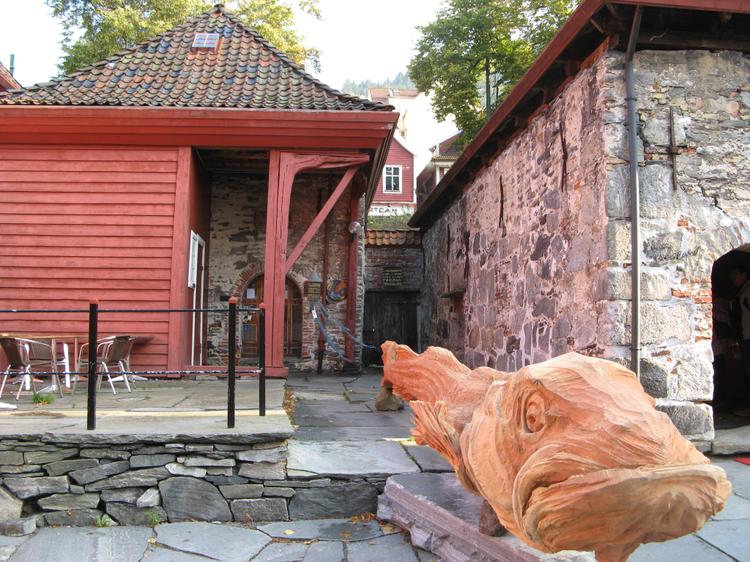 Почетная рыба треска, выстроганная из дерева. Первое место по значимости в Норвегии занимает именно треска, а не форель и семга