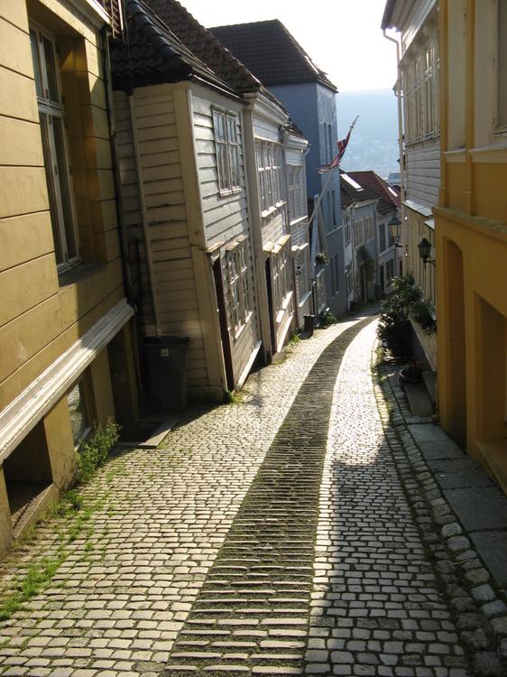 Одни улицы старого Бергена умощены камнем вверх, другие вниз 