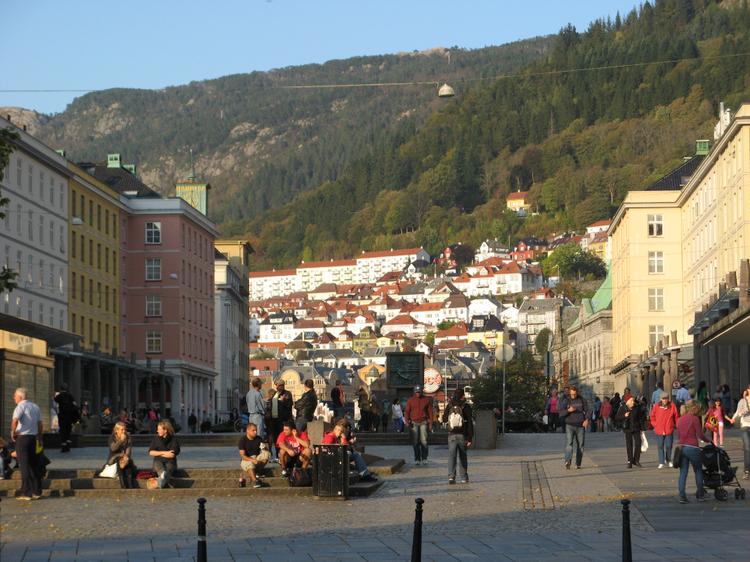 Многие норвежцы любят селиться в частных, имеющих индивидуальный облик, домах, отвоевывая у гор, по возможности, каждый участочек