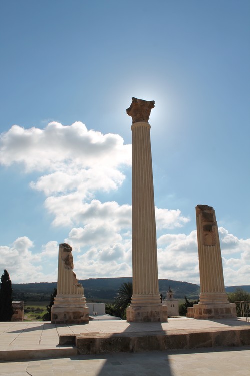 UTHINA руины великолепного римско-капитолийского Храма
известные как Henshir Oudna
