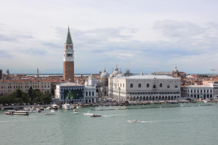 Греция - Costa Magica, выходя из Венеции, проходит прямо рядом со знаменитой площадью Сан-Марко.