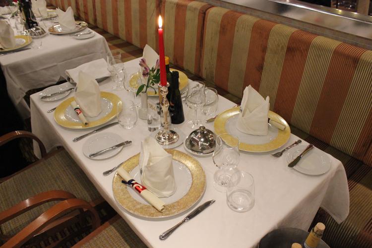 Греция - Столик, готовы принять гостей, в главном ресторане лайнера Costa Magica.