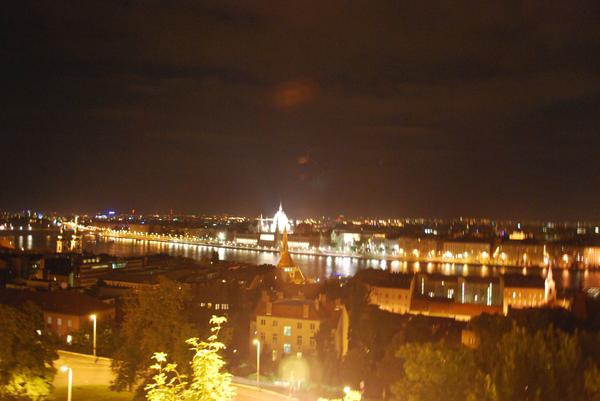 Ночной вид на один из самых красивых городов в мире - Будапешт.