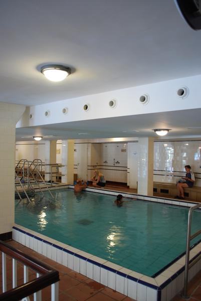 А внутри купален, как и в большенстве других в Венгрии, есть собственный SPA, солярий, сауна, джакузи и зоны отдыха.