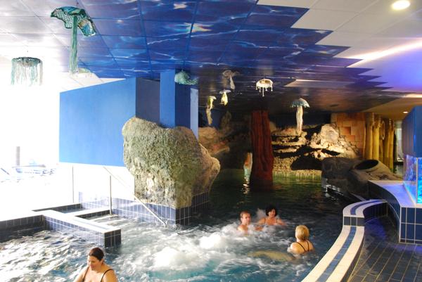 Как правило венгерские аквапарки - это многоэтажный комплекс с бассейнами как внутри здания..
