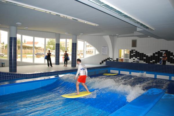 Так места и для активного отдыха, кк например специальный бассейн для серфинга.
