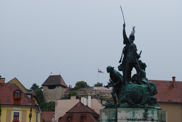 Главная площадь города Эгер, памятник защитникам города от турков