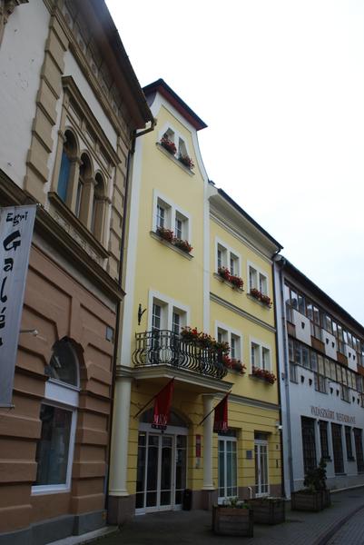Улочки малых городов Восточной Венгрии, на которых расположены множество малых семейных отелей.