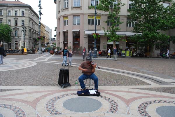 Уличный музыкант на площади рядом с собором Св. Иштвана
