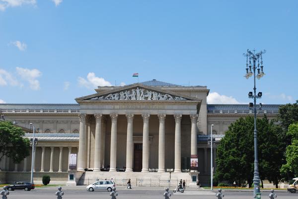 Музей изобразительных искусств на площади Героев.