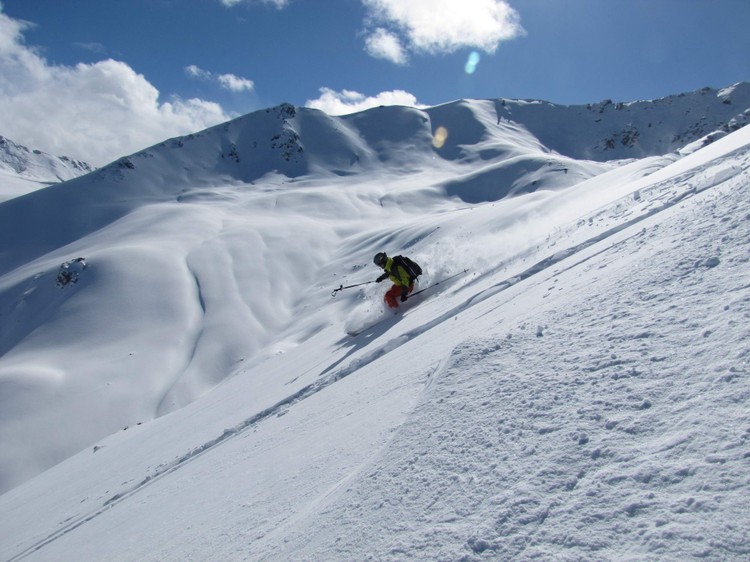 Киргизия - Киргизия становится популярным горнолыжным районом. И сегодня уже ни у кого не возникает удивления, когда рассказываешь про катания на лыжах в Киргизских горах.

http://asiamountains.net/ru/tours/ru-skitouring-and-heli/