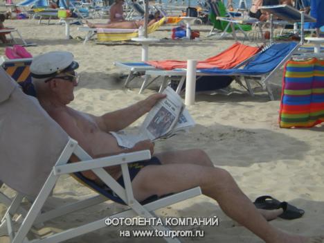 А в это время каждый находит занятия по душе, наши туристы - самые читающие туристы. Сиеста на пляже

