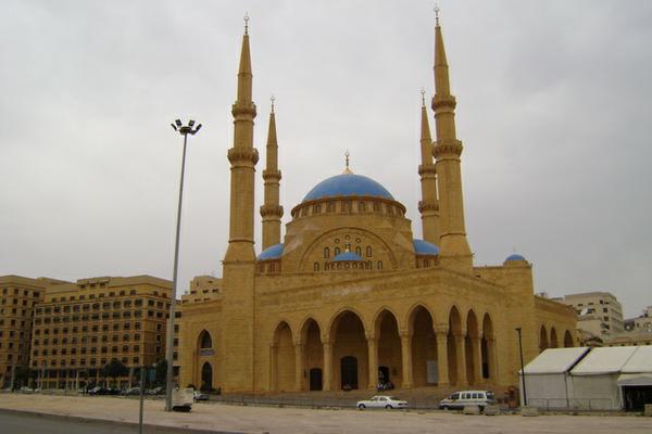 Мечеть, построенная в честь убитого премьер-министра Ливана Рафика Харири, могила которого находится рядом.