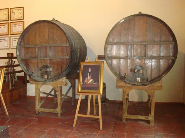 В пещерах, использующихся еще с римских времен, до сих пор делают великолепное вино, большая часть которого идет на экспорт. Ксара - одно из винных хозяйств Ливана.