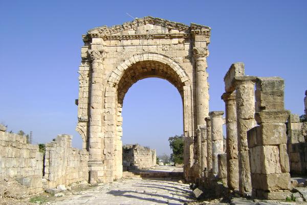 Место археологических раскопок аль-Басс. Кардо Максимус - главная улица для въезда в город.