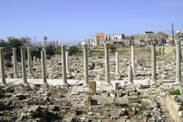 Место археологических раскопок аль-Мина. Римские колонны.