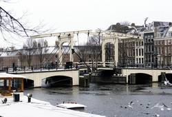 <p>Разводной мост через Амстел - Тощий мост (Magere Brug). Почему так назвали, можно только догадываться.</p>. Фото , Нидерланды