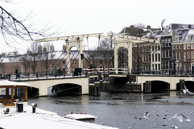 Нидерланды - Разводной мост через Амстел - Тощий мост (Magere Brug). Почему так назвали, можно только догадываться.