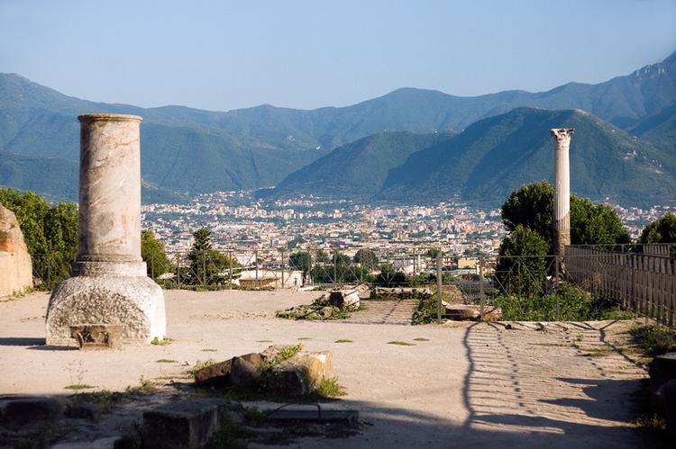 Италия -  Из древнего города открывается вид на современные города Помпеи и Стабия