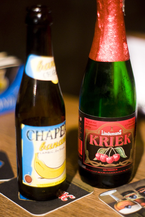 Бельгия - Сортов бельгийского пива - несчетное количество. В пабе, куда мы зашли, было более 300 сортов. Это и вишневое пиво - крик, и крепкое аббатское пиво, и попсовый Хугарден.