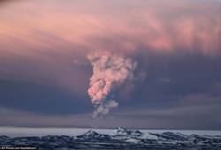 <p>прежние периоды активности Гримсвотна длились обычно в течение нескольких дней и не приводили к перебоям в международном авиасообщении: в ходе прошлого извержения вулкана, которое произошло в 2004 году, авиакомпании изменили лишь маршруты своих трансатлантических рейсов, однако ни один аэропорт закрыт не был. Тем не менее, на этот раз главный исландский международный аэропорт Кефлавик </p>. Фото , Исландия