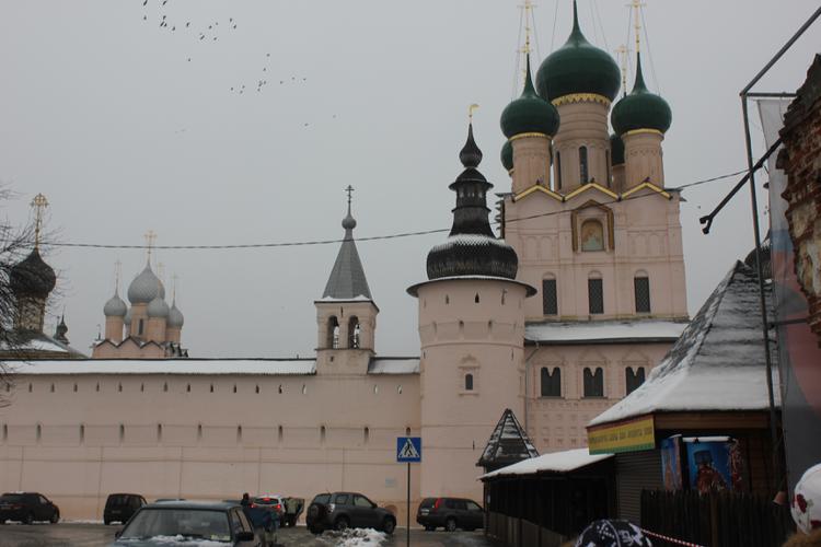 Россия - Крепостная стена и церковь Иоанна Богослова, главный вход в Ростовский Кремль.