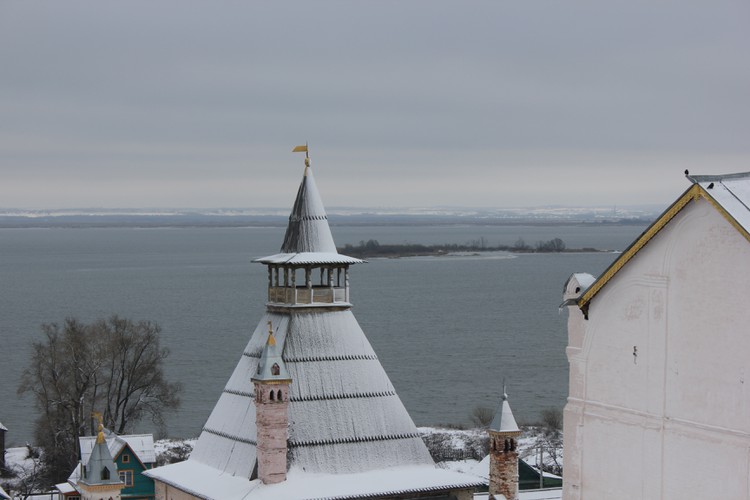 Россия - Озеро Неро и крепостная башня Ростовского Кремля. Вид с Водяной башни, на которой есть смотровая площадка.
