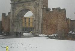 Античная арка в снегу. Фото , Италия