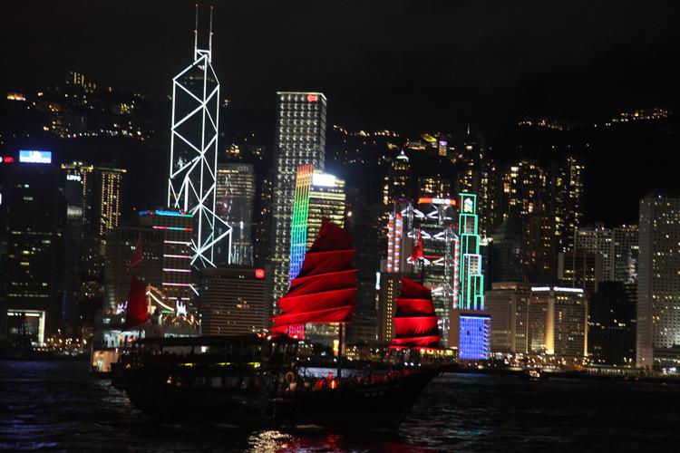 Практически хрестоматийный кадр- джонка с алыми парусами на фоне ночного Гонконга. 