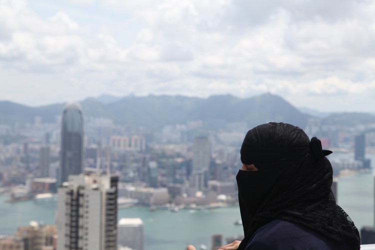 Туристка на Пике Виктории. Вид на Гонконг сверху. 