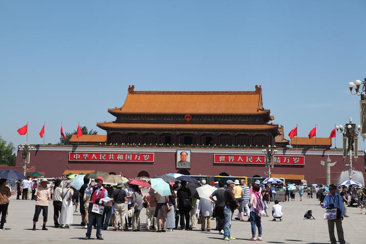 Толпы туристов на Тянь Ань Мэне.