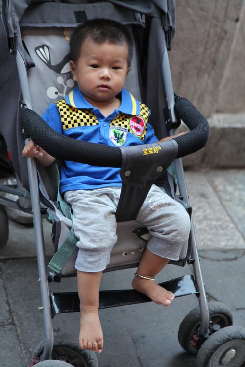 На экскурсии многие, несмотря на сильную жару, ходят и с маленькими детьми. Как вот этот такой серьезный молодой китаец. 