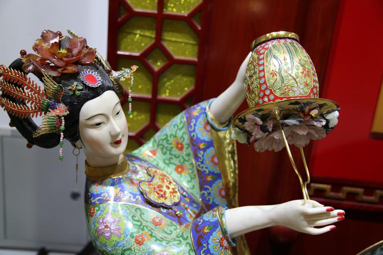 Сувенир из пекинской эмали будет жить у вас дома практически вечно!