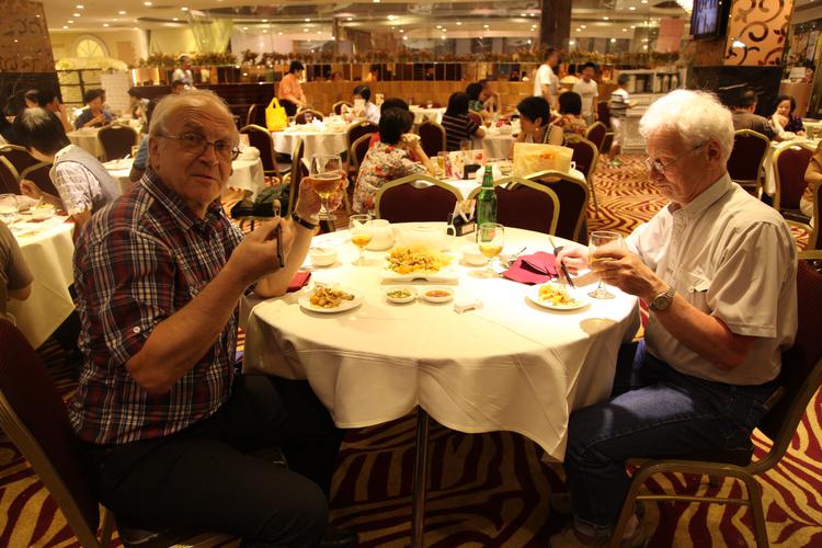 Борис Долматовский (на фото слева) - автор этой фотоленты. День рождения в Гонконге. Мы очень благодарны Борису за то, что он всегда щедро делится с нами своими фотографиями из поездок, по нашему общему мнению - замечательными!