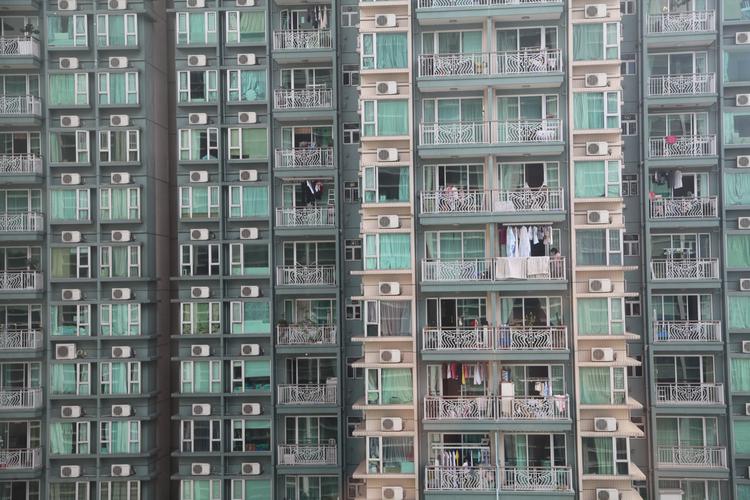 Многоэтажный дом в Гонконге. Квартиры крохотные, земли мало. 