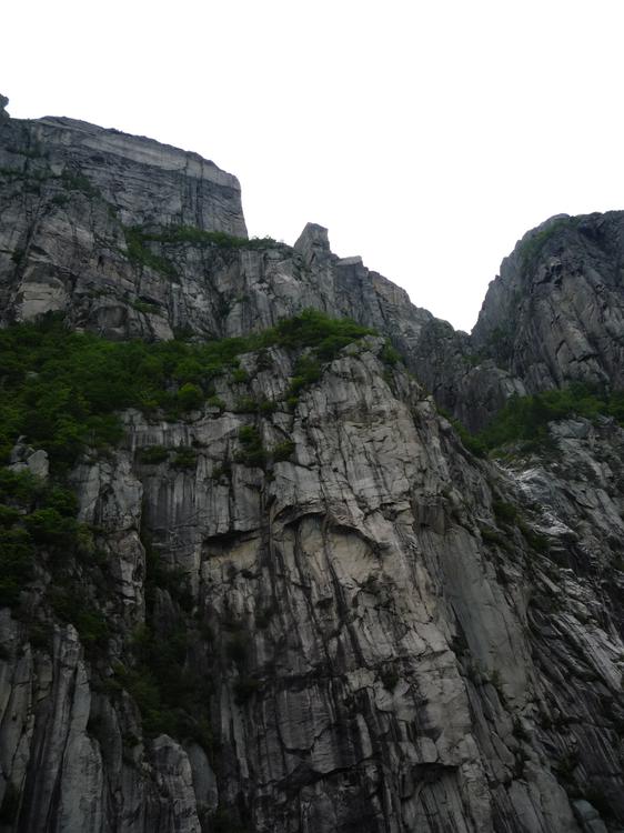 Норвегия - Видно наверху выступ-это знаменитая скала Прекестолен её размеры примерно 25х25м.
