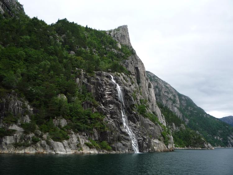 Норвегия - Лисефьорд, приближаемся к водопаду 