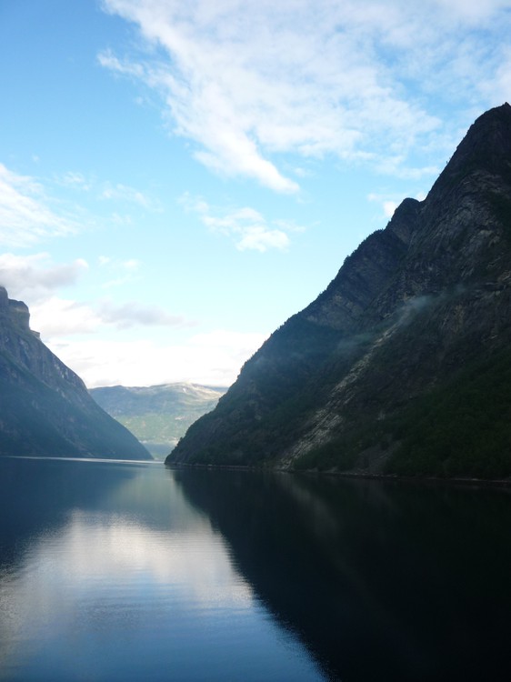 Норвегия - Гейрангерфьорд - световые контрасты.